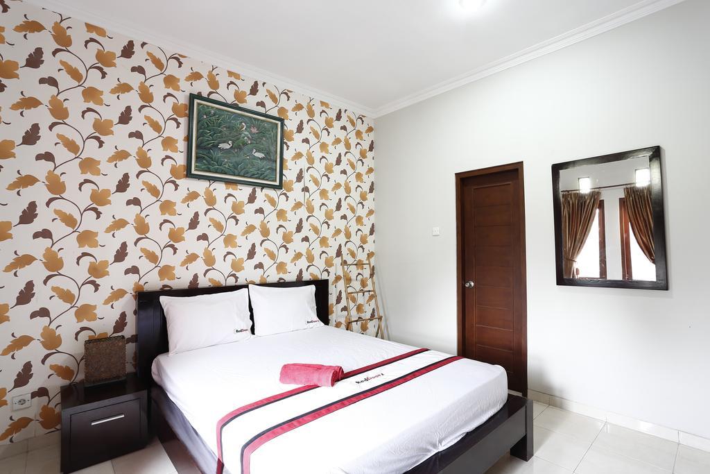 Отель Reddoorz @ Jalan Damai Ngaglik Экстерьер фото