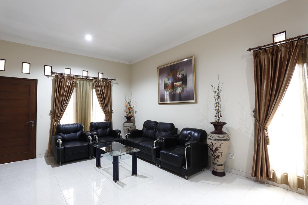 Отель Reddoorz @ Jalan Damai Ngaglik Экстерьер фото