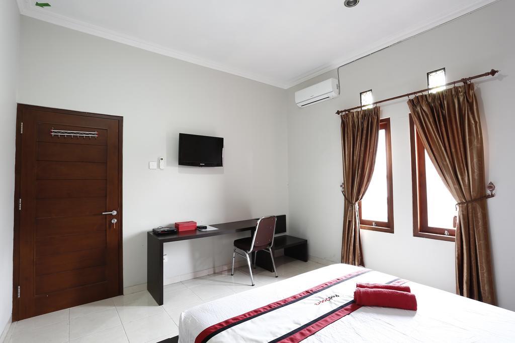 Отель Reddoorz @ Jalan Damai Ngaglik Экстерьер фото